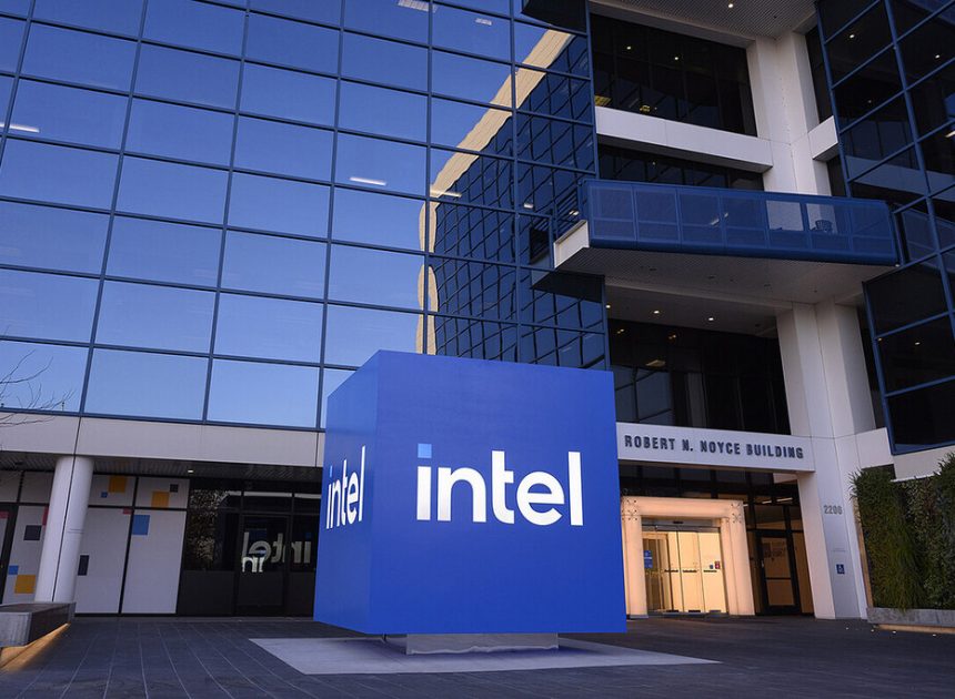 Intel acaba de confirmar uno de sus mayores repliegues en años: miles de despidos y adiós a fábricas en tres países