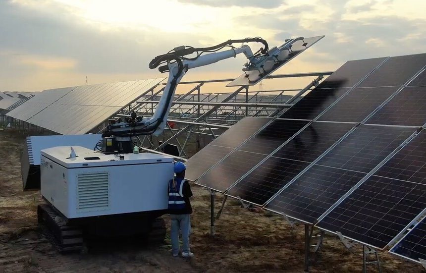 China ya tiene un robot que instala 1.000 paneles solares al día. Es su arma para seguir dominando las renovables