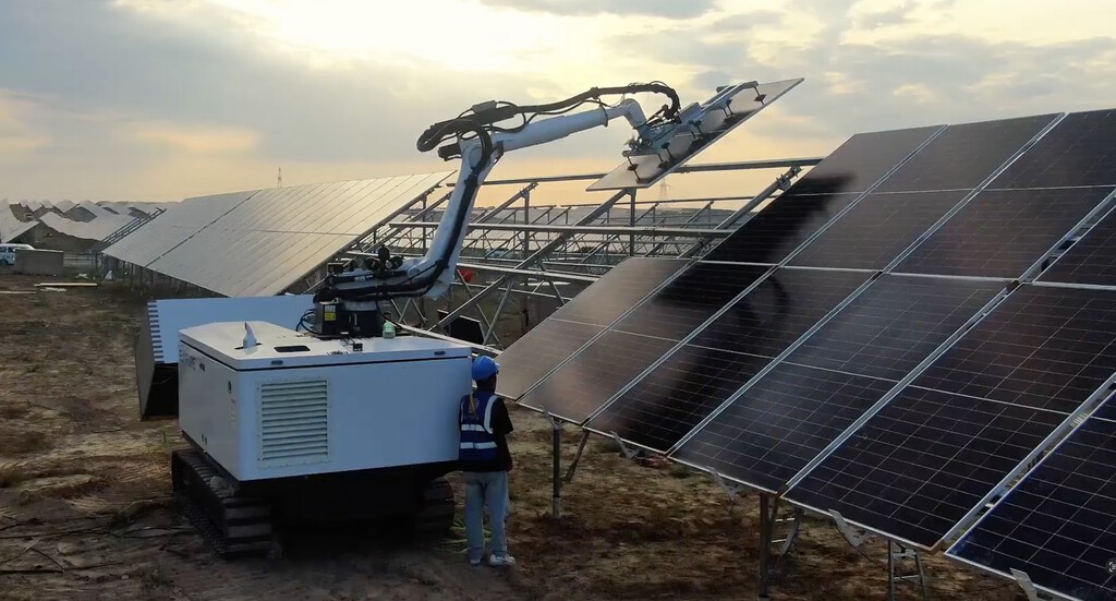 China ya tiene un robot que instala 1.000 paneles solares al día. Es su arma para seguir dominando las renovables