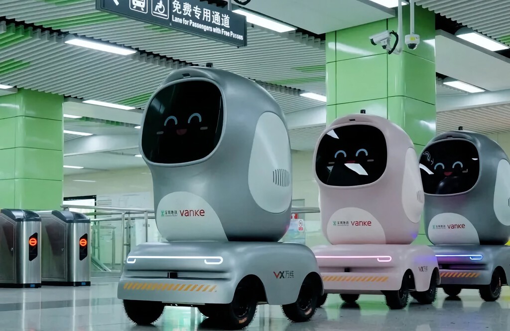 No puedes subir al metro de Madrid con un patinete eléctrico. En el de China, los robots ya son un pasajero más