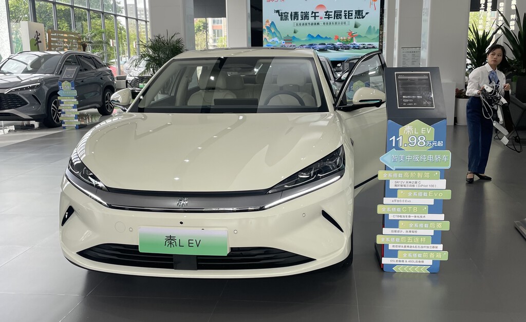 China fabrica tantos coches que sus concesionarios son sus nuevos almacenes. Y el problema es que nadie los quiere