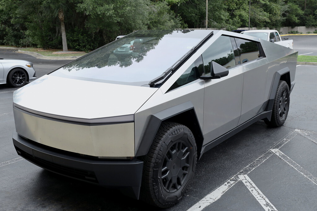 Dejó su Tesla Cybertruck enchufado y se fue de vacaciones. Dos semanas después, el vehículo ya no encendía