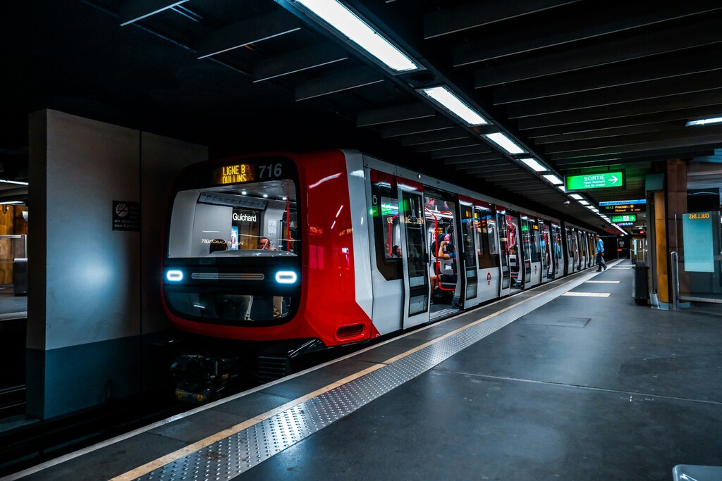 Es 2025 y seguimos sin solucionar el estruendoso gran problema del Metro: sigue sonando como si fuera 1955