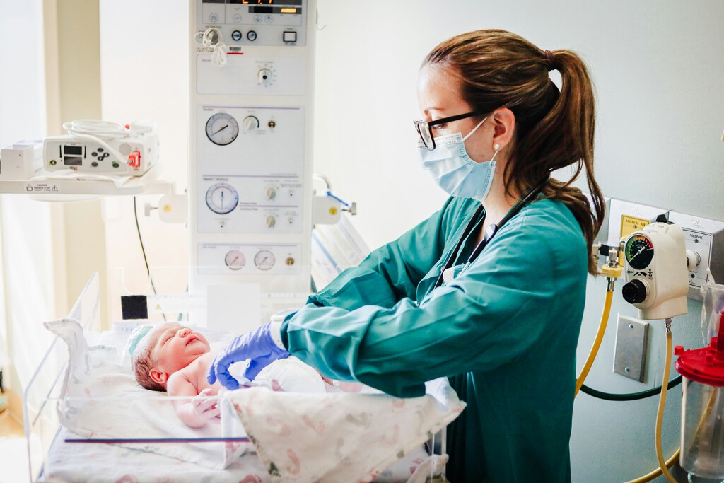 España está batiendo récords en la fuga de talento en enfermería: la sanidad pública necesita reclutar a 100.000 enfermeras